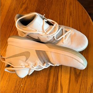 Nike kyrie flytrap EP “Metallic silver”